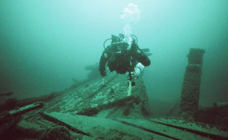 Craig Rich dives the Ironsides in 2008 (Photo by Valerie van Heest)